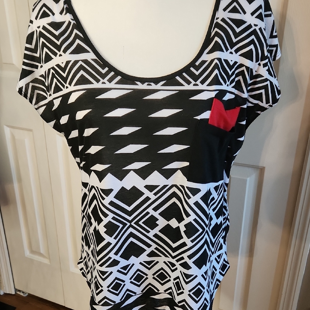 Wurl Black and White Graphic Cap Sleeve Tee